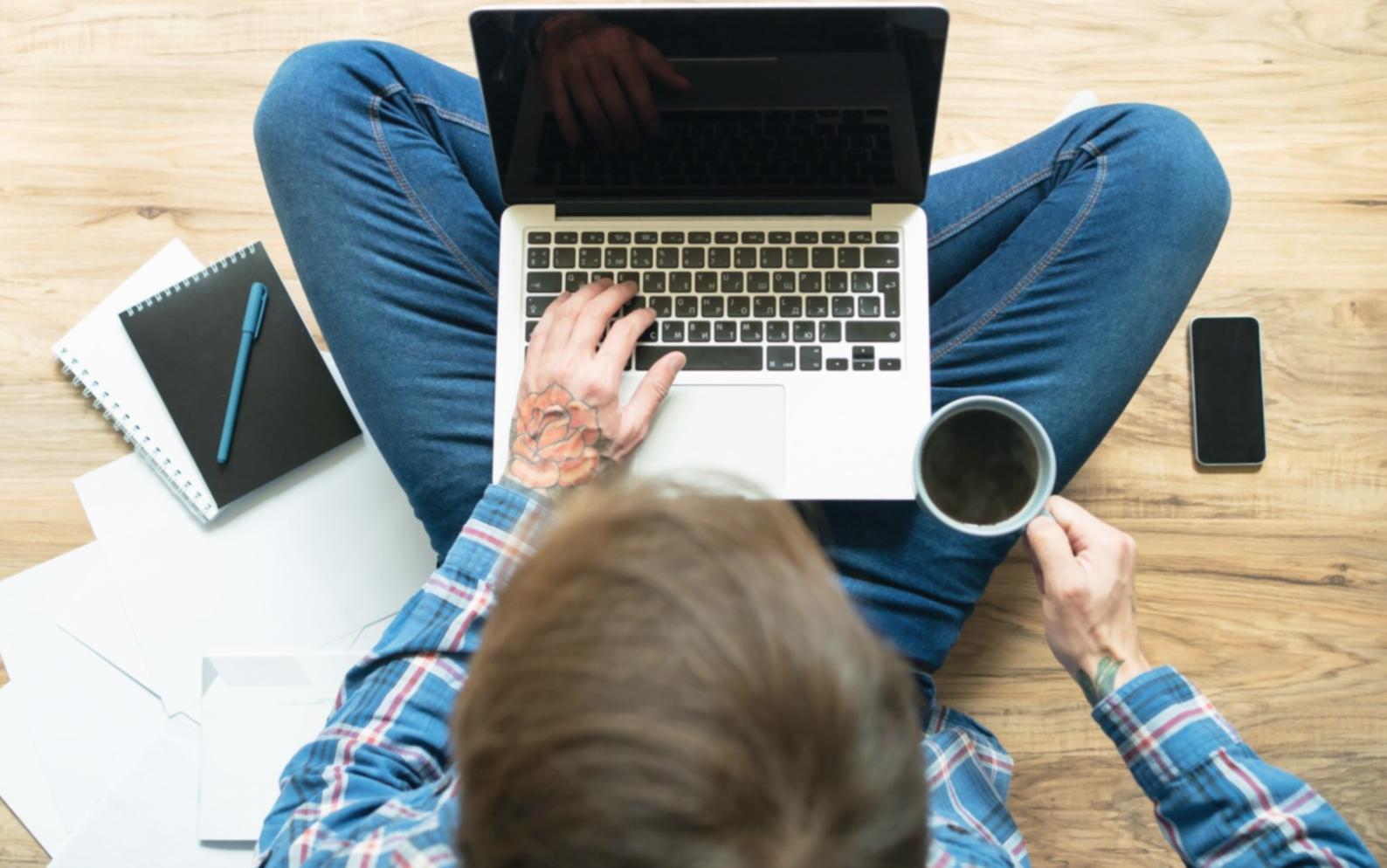 Espace de travail organisé pour l'apprentissage à distance avec équipement professionnel